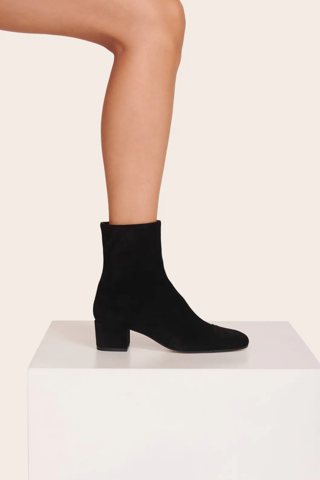 staud_aimee_short_boot_black_suede_3.webp STAUD AIMEE SHORT BOOT BLACK SUEDE< Boots