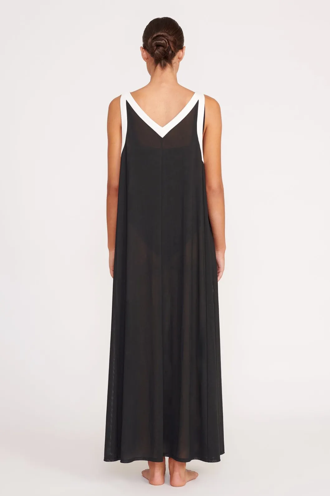staud_aveline_dress_black_white_3.webp STAUD AVELINE DRESS BLACK WHITE< Cover-ups
