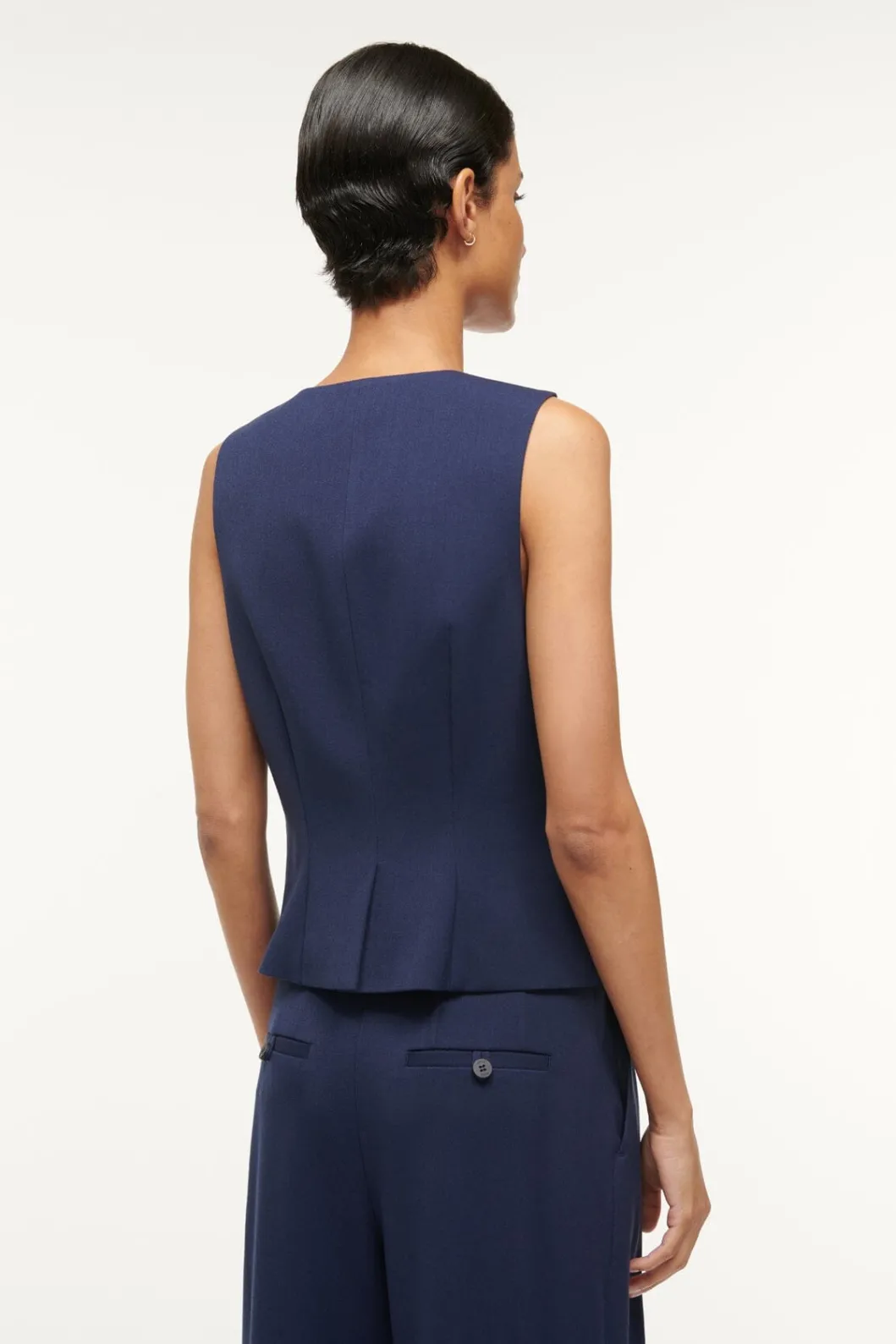 staud_brett_vest_navy_3.webp STAUD BRETT VEST< The Evening Edit
