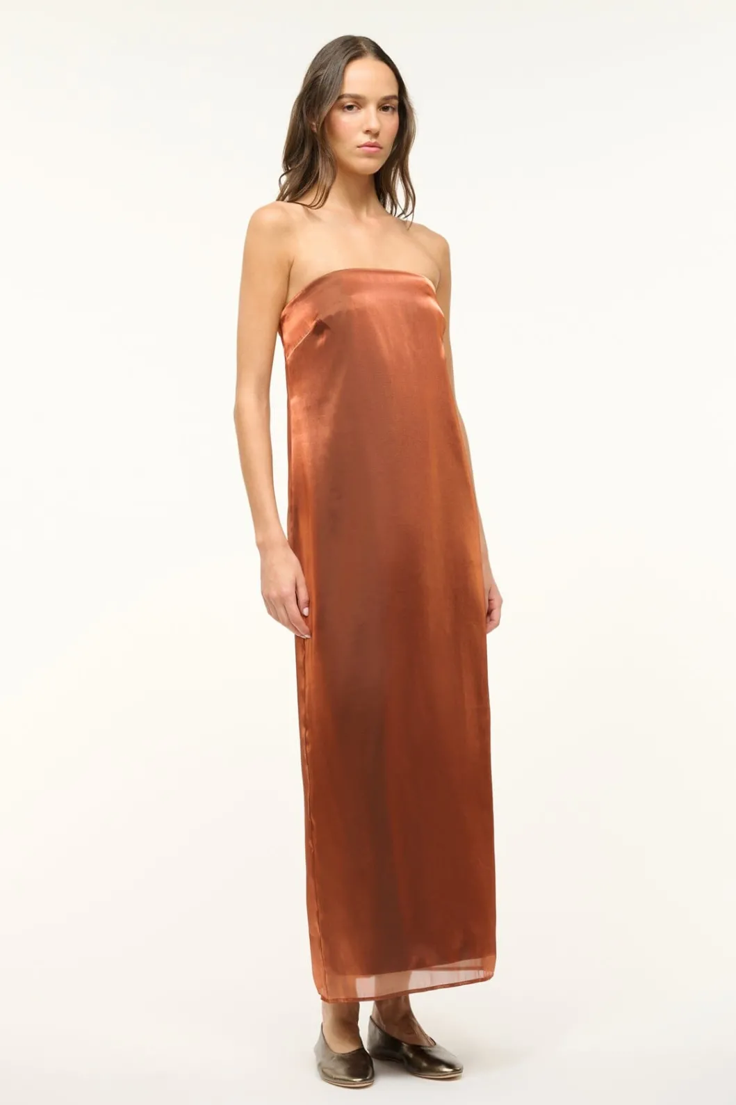 staud_casey_dress_iridescent_cacao_2.webp STAUD CASEY DRESS IRIDESCENT CACAO< The Evening Edit