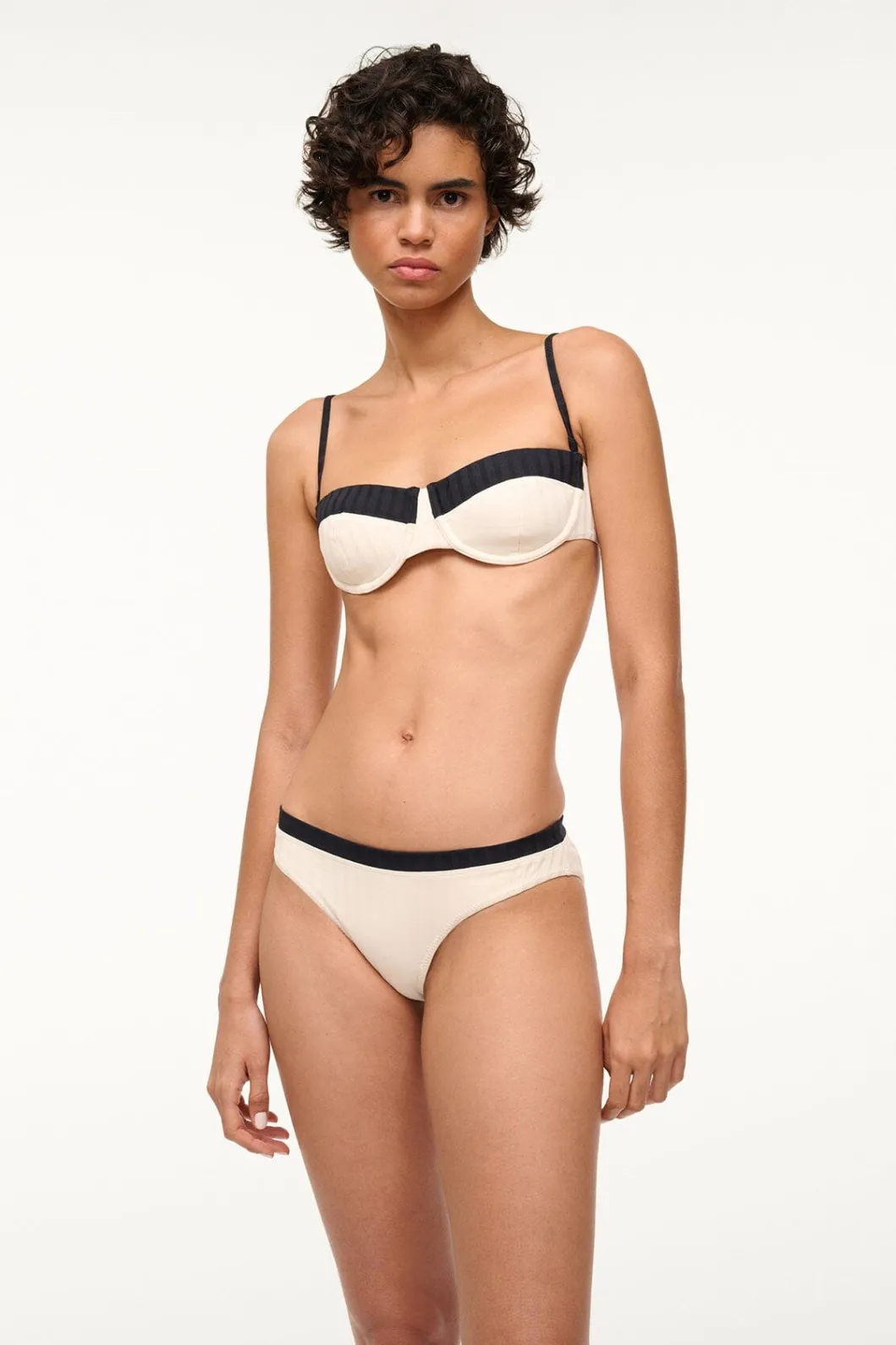 staud_gemma_bikini_bottom_ivory_black_2.webp STAUD GEMMA BIKINI BOTTOM IVORY BLACK< Swim