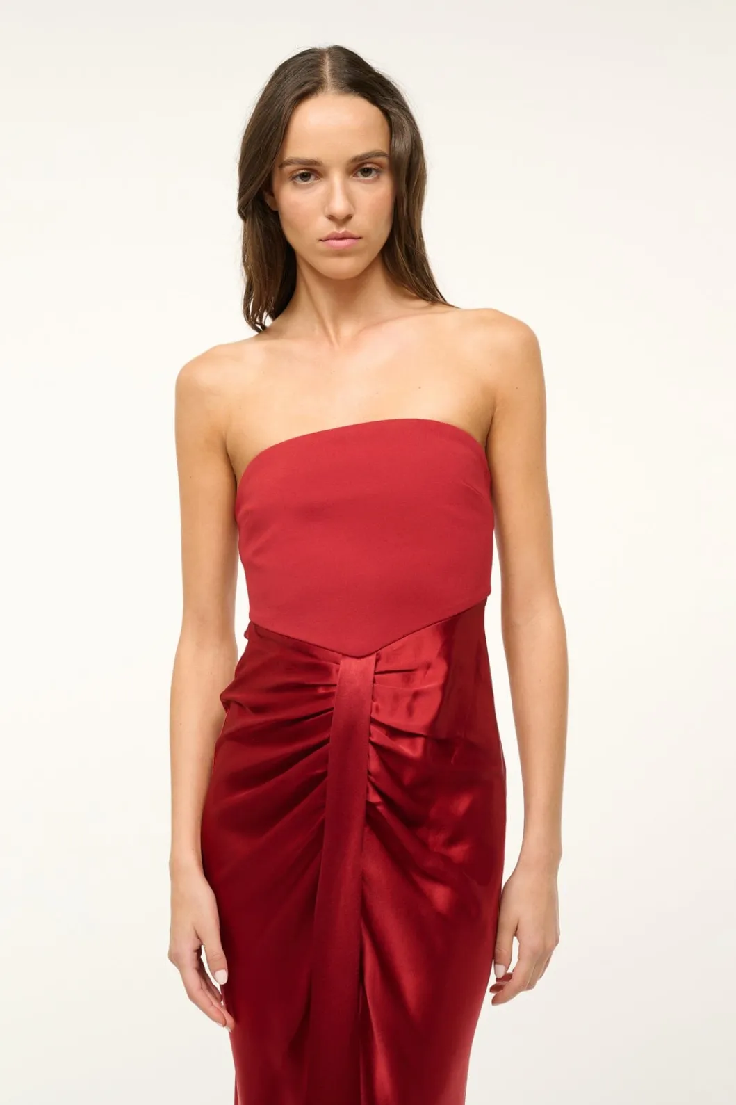 staud_midi_wayfaring_dress_rouge_2.webp STAUD MIDI WAYFARING DRESS< The Evening Edit