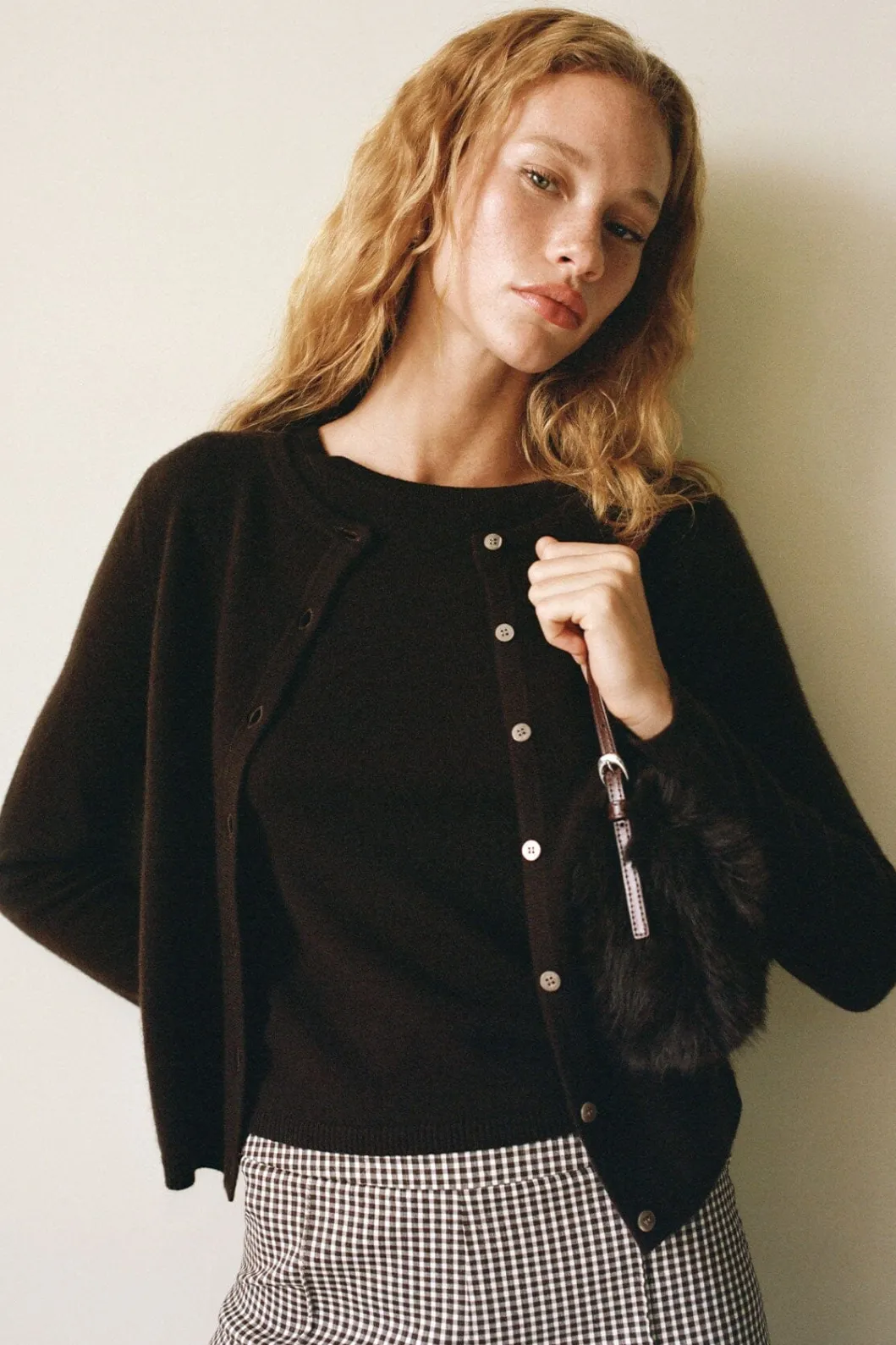 staud_midnight_cashmere_cardigan_dark_chocolate_5.webp STAUD MIDNIGHT CASHMERE CARDIGAN DARK CHOCOLATE< Sweaters