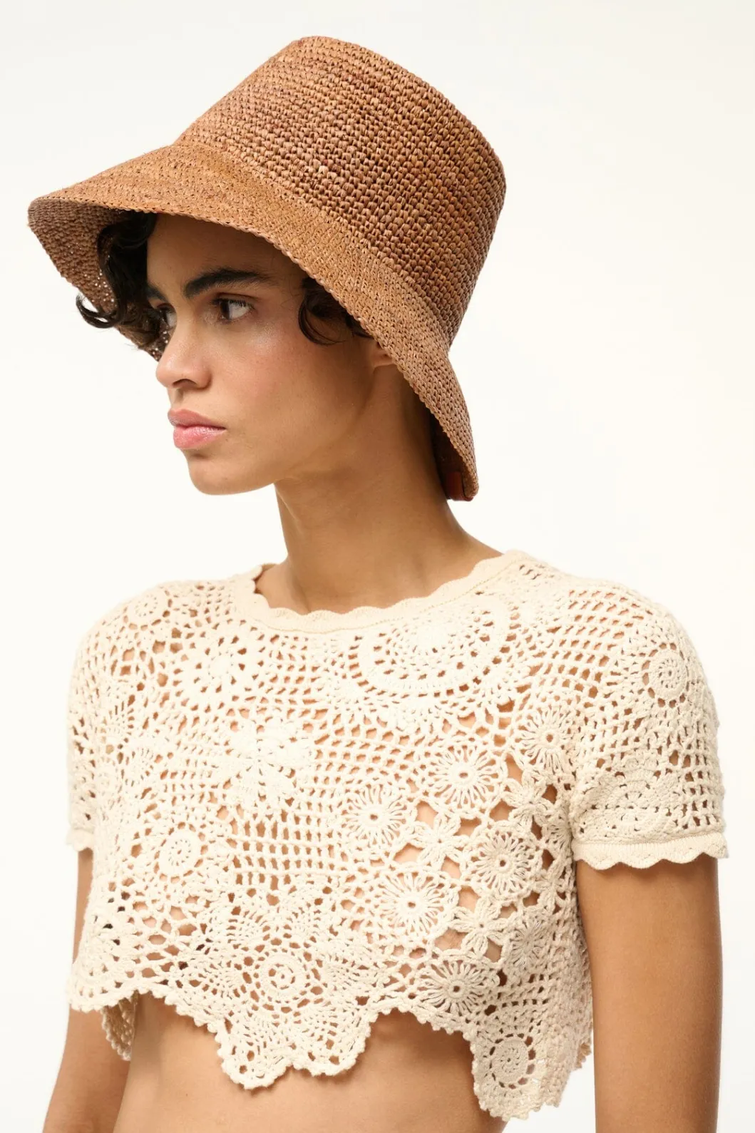 staud_rita_bucket_hat_tan_3.webp STAUD RITA BUCKET HAT< Swim | Accessories