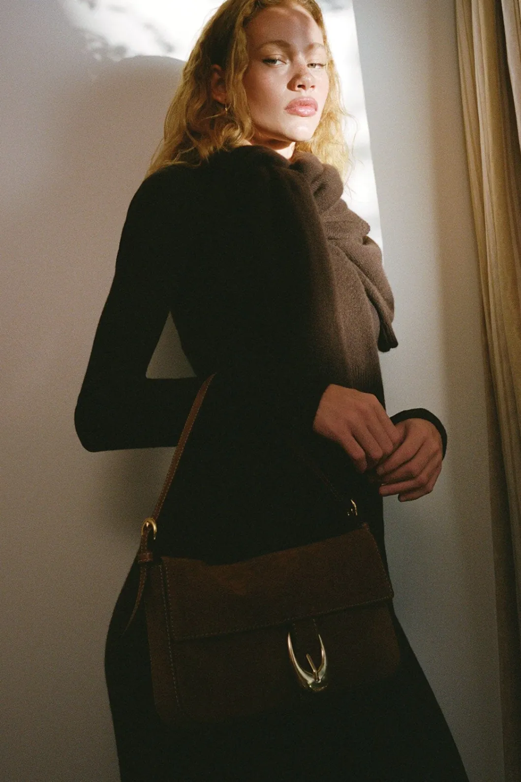staud_sabrina_sweater_dark_chocolate_4.webp STAUD SABRINA SWEATER DARK CHOCOLATE< Sweaters
