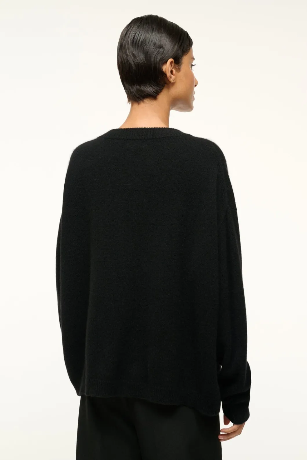staud_serrano_cashmere_relaxed_crew_black_2.webp STAUD SERRANO CASHMERE RELAXED CREW< Sweaters