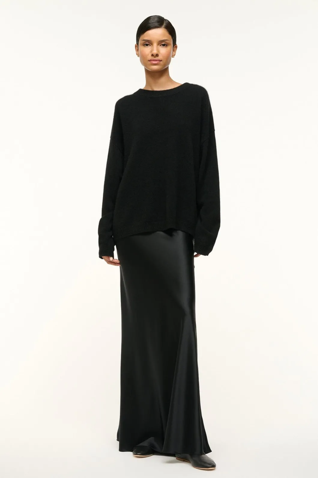 staud_serrano_cashmere_relaxed_crew_black_3.webp STAUD SERRANO CASHMERE RELAXED CREW< Sweaters