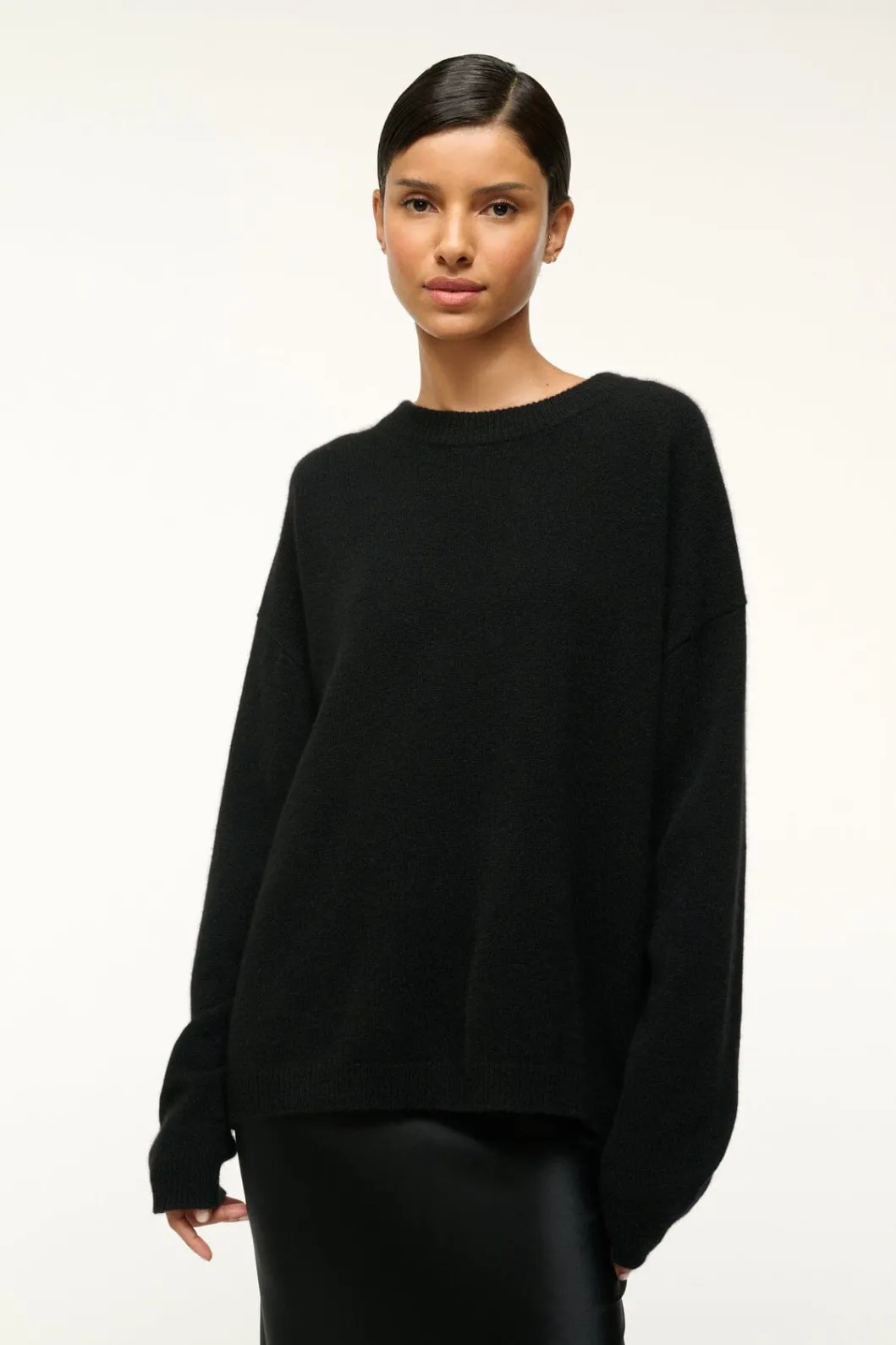 staud_serrano_cashmere_relaxed_crew_black_4.webp STAUD SERRANO CASHMERE RELAXED CREW< Sweaters