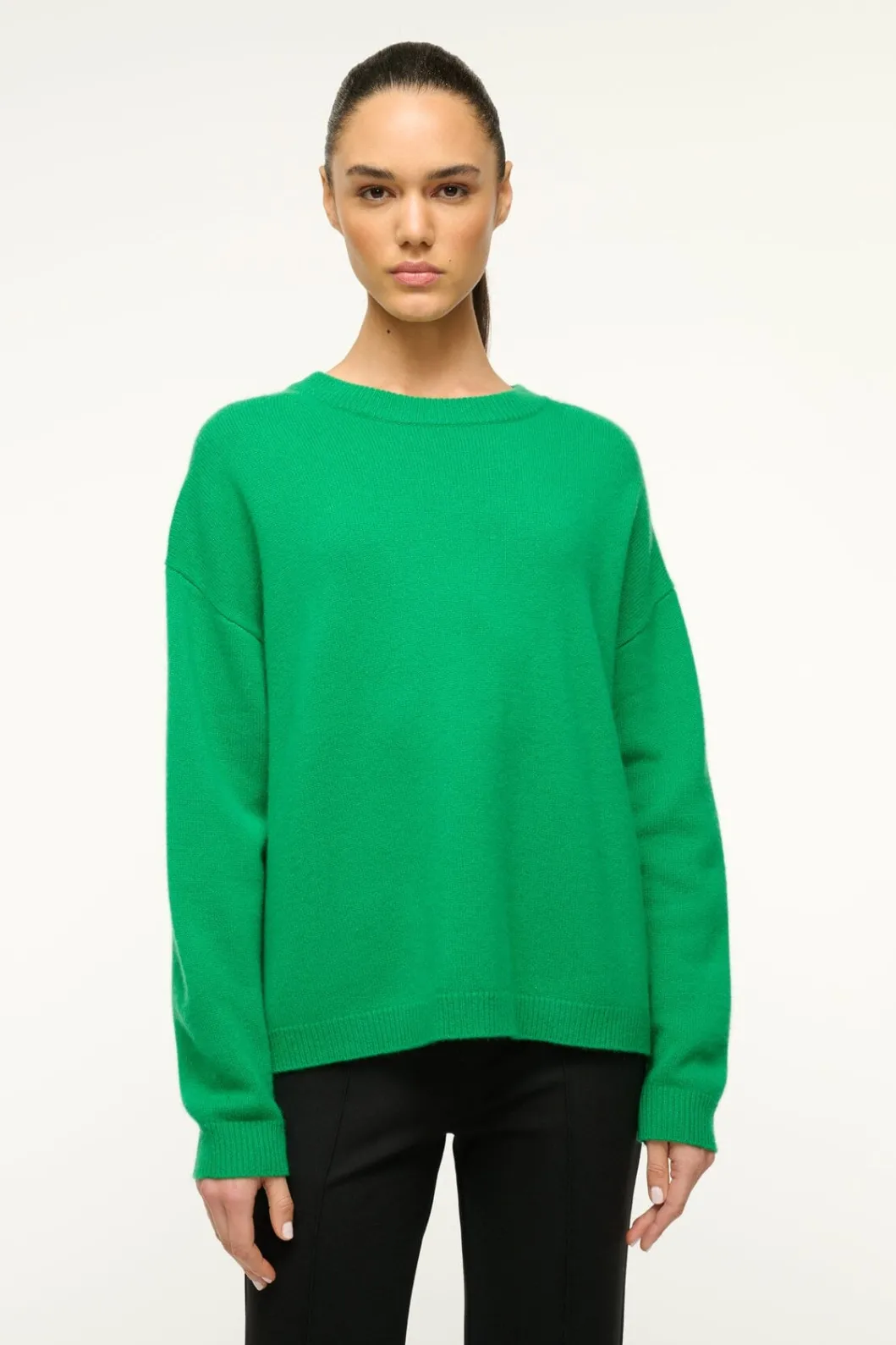 staud_serrano_cashmere_relaxed_crew_clover_0.webp STAUD SERRANO CASHMERE RELAXED CREW< Sweaters