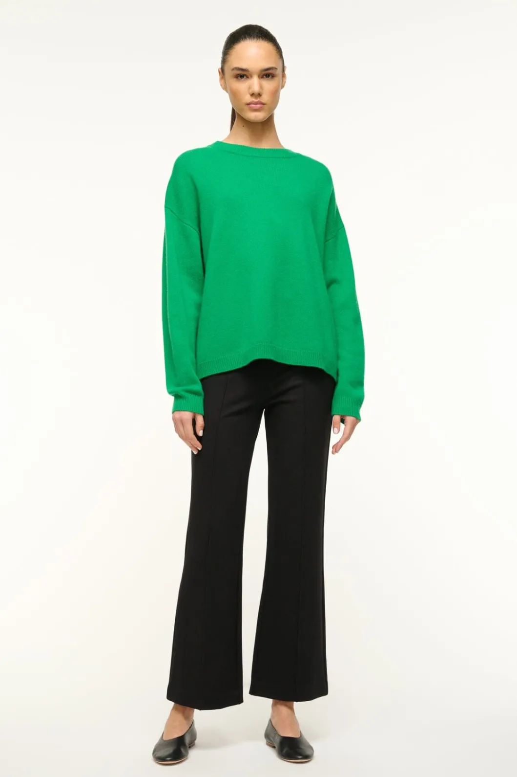 staud_serrano_cashmere_relaxed_crew_clover_1.webp STAUD SERRANO CASHMERE RELAXED CREW< Sweaters