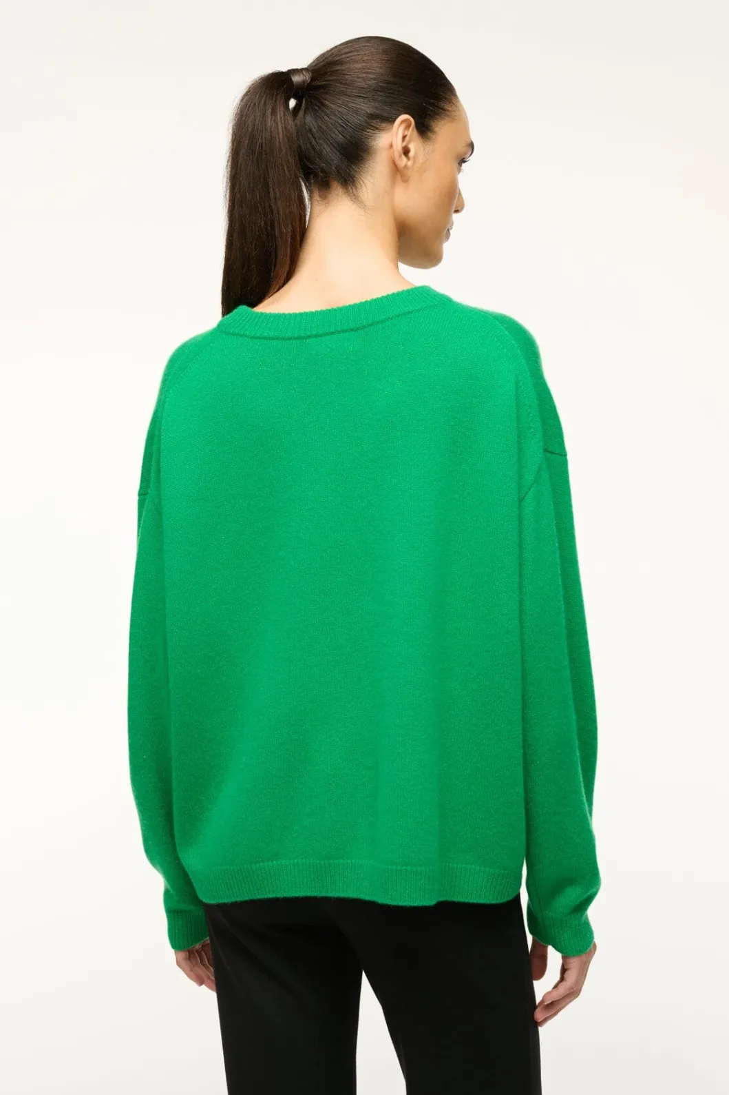 staud_serrano_cashmere_relaxed_crew_clover_2.webp STAUD SERRANO CASHMERE RELAXED CREW< Sweaters