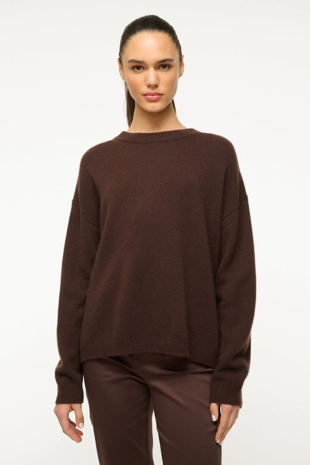 staud_serrano_cashmere_relaxed_crew_dark_chocolate_2.webp STAUD SERRANO CASHMERE RELAXED CREW DARK CHOCOLATE< Sweaters