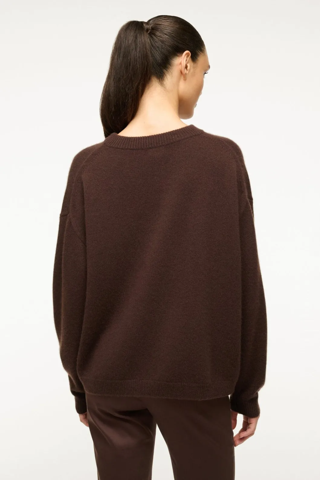 staud_serrano_cashmere_relaxed_crew_dark_chocolate_3.webp STAUD SERRANO CASHMERE RELAXED CREW DARK CHOCOLATE< Sweaters