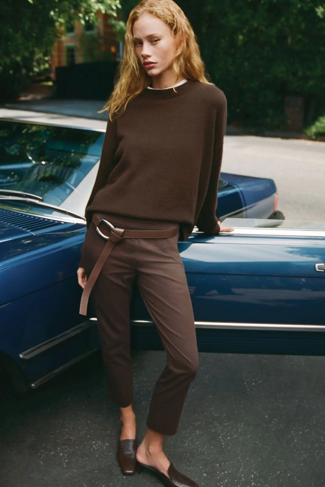 staud_serrano_cashmere_relaxed_crew_dark_chocolate_4.webp STAUD SERRANO CASHMERE RELAXED CREW DARK CHOCOLATE< Sweaters