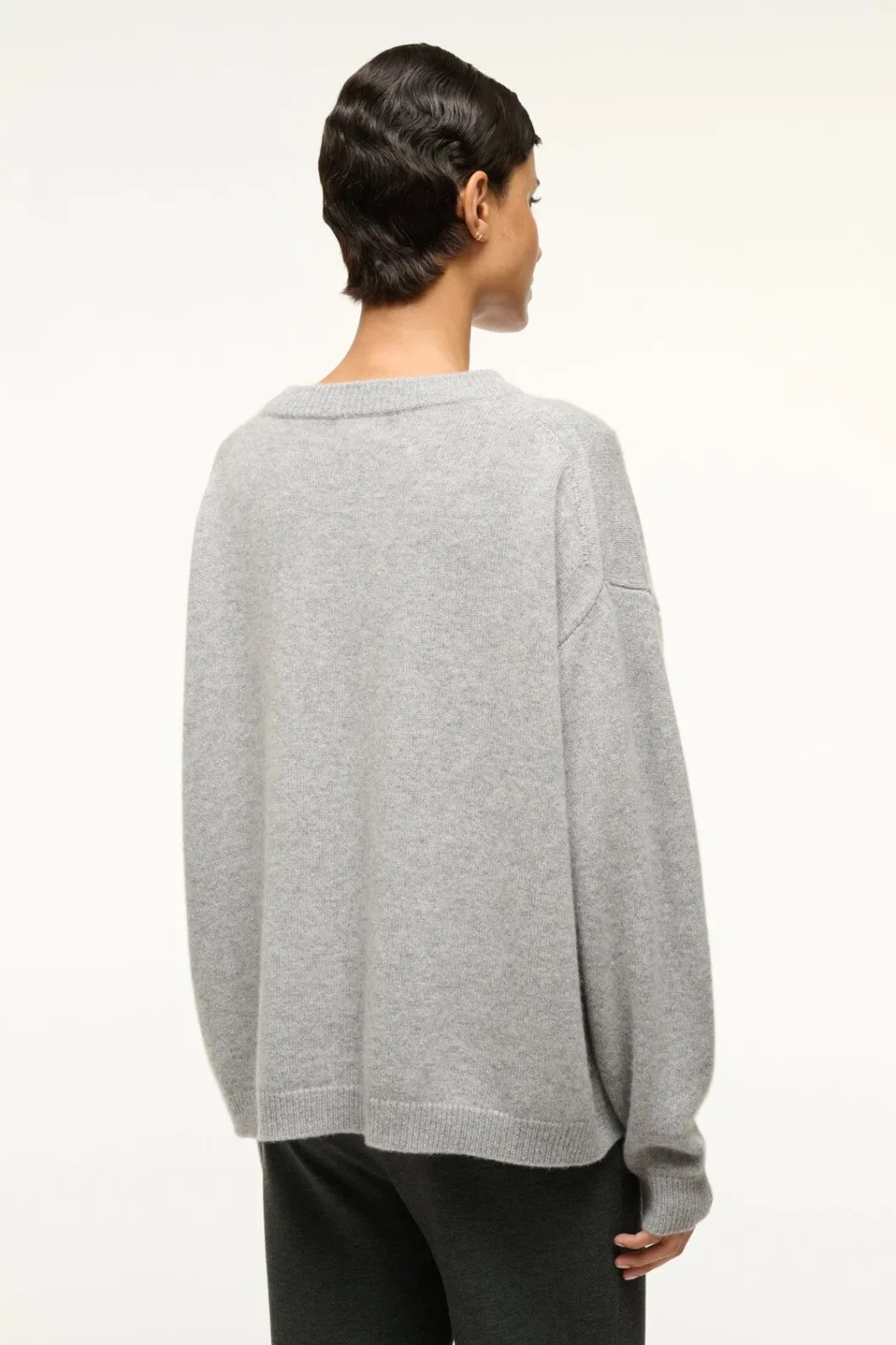 staud_serrano_cashmere_relaxed_crew_heather_grey_2.webp STAUD SERRANO CASHMERE RELAXED CREW HEATHER GREY< Sweaters