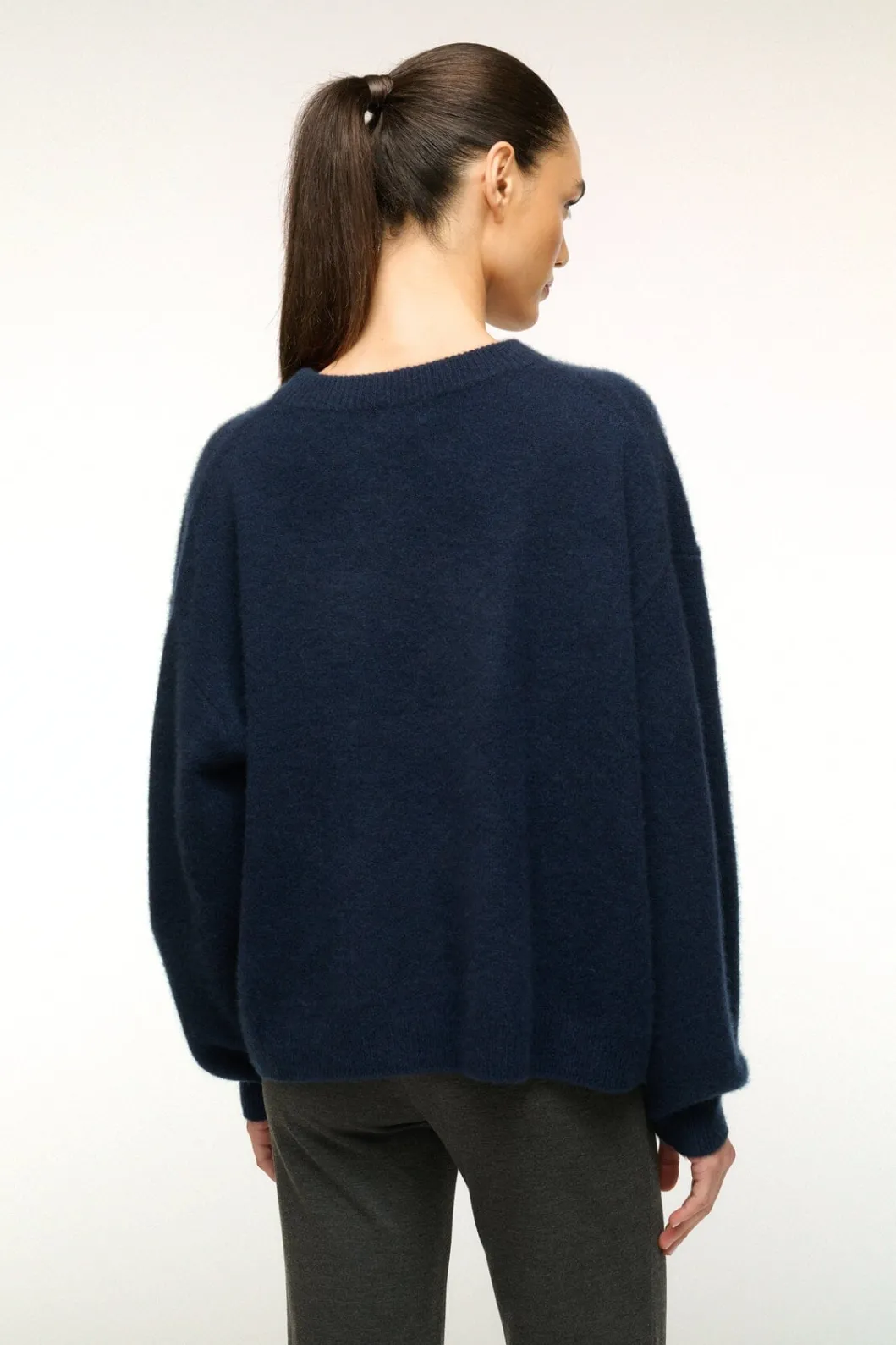 staud_serrano_cashmere_relaxed_crew_navy_2.webp STAUD SERRANO CASHMERE RELAXED CREW< Sweaters