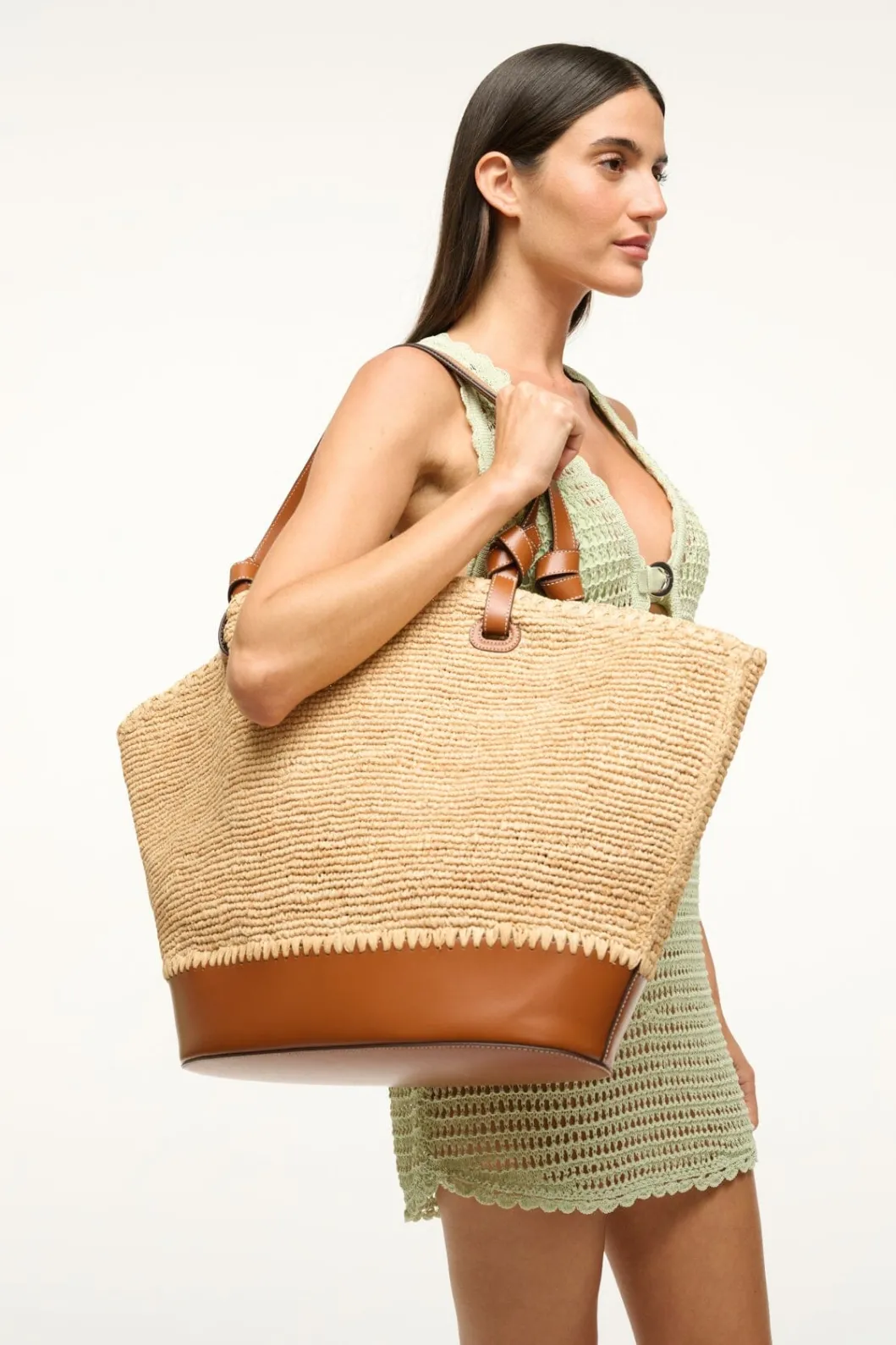 staud_squillo_raffia_tote_natural_tan_3.webp STAUD SQUILLO RAFFIA TOTE NATURAL TAN< Totes | Swim