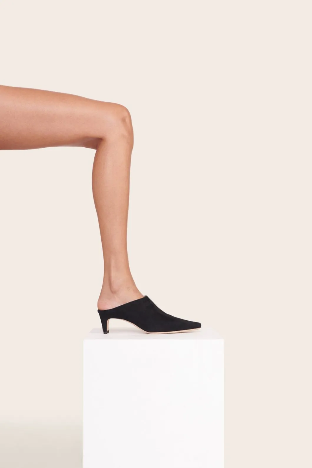 staud_wally_mule_black_suede_3.webp STAUD WALLY MULE BLACK SUEDE< Mules & Flats