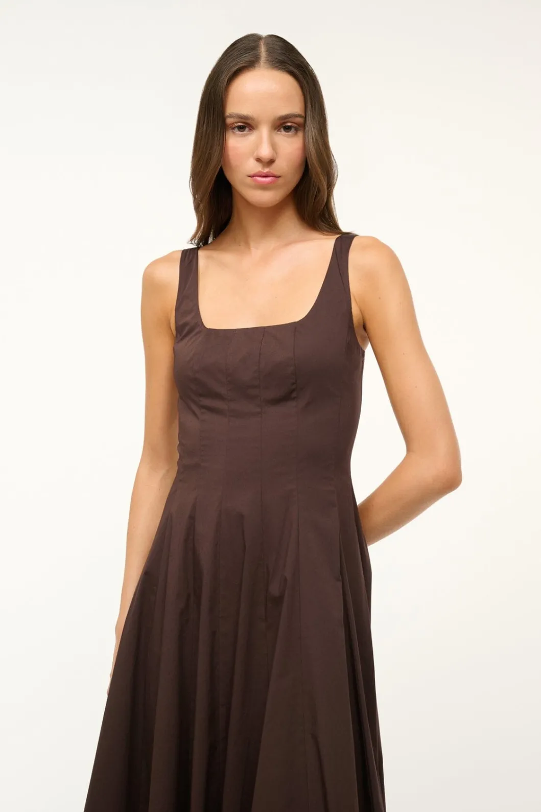staud_wells_dress_earth_2.webp STAUD WELLS DRESS< Dresses