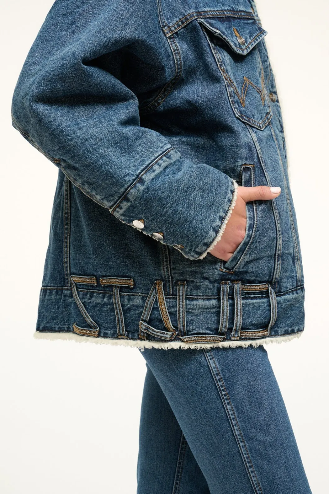 staud_wrangler_reversible_biggest_jean_jacket_indigo_wash_3.webp STAUD WRANGLER REVERSIBLE BIGGEST JEAN JACKET INDIGO WASH< Denim | Outerwear & Jackets