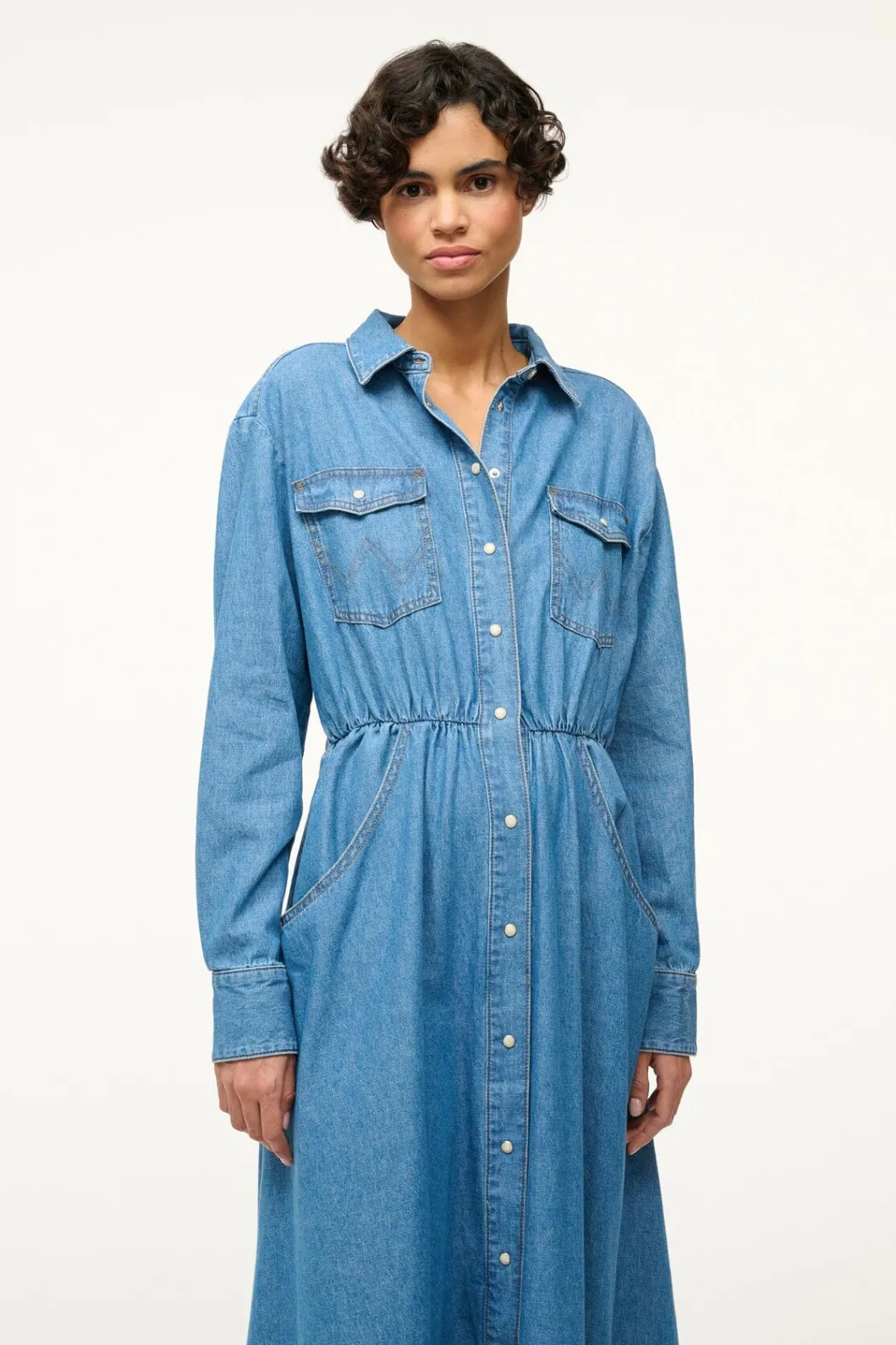 staud_wrangler_the_midi_shirt_dress_2.webp STAUD WRANGLER THE MIDI SHIRT DRESS< Dresses