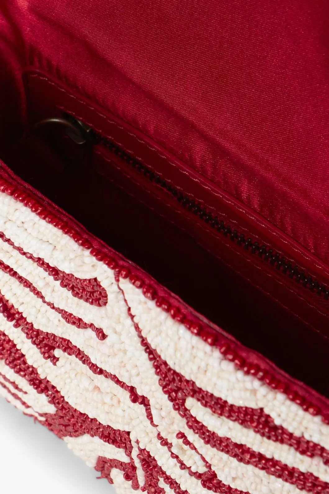 tommy_beaded_bag__scarlet_white_6.webp STAUD TOMMY BEADED BAG | SCARLET WHITE< Shoulder | Beaded/novelty